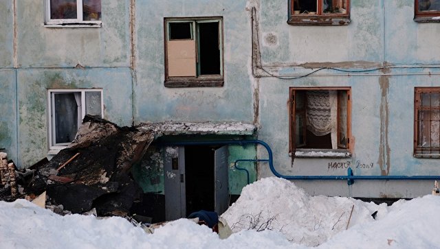 Подъезд многоквартирного жилого дома на улице Свердлова в Мурманске, пострадавший от взрыва бытового газа. 20 марта 2018