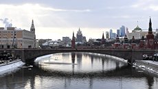 Московский Кремль и Кремлевская набережная. Архивное фото Московский Кремль и Кремлевская набережная. Архивное фото