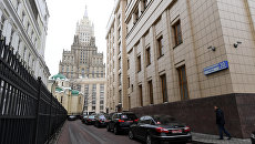 Автомобили у здания МИД РФ. Архивное фото Автомобили у здания МИД РФ. Архивное фото