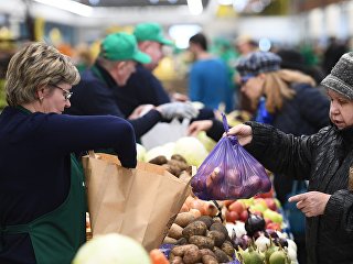 Посетители у торговых рядов Велозаводского рынка, открывшегося после реконструкции в Москве Посетители у торговых рядов Велозаводского рынка, открывшегося после реконструкции в Москве