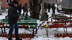 Люди несут цветы, свечи и мягкие игрушки к зданию торгового центра «Зимняя вишня» в Кемерово, где произошел пожар. 26 марта 2018 Люди несут цветы, свечи и мягкие игрушки к зданию торгового центра «Зимняя вишня» в Кемерово, где произошел пожар. 26 марта 2018