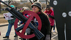 Участница Марша за наши жизни в Вашингтоне с требованием ужесточить контроль за оборотом огнестрельного оружия. 24 марта 2018 Участница Марша за наши жизни в Вашингтоне с требованием ужесточить контроль за оборотом огнестрельного оружия. 24 марта 2018