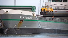 Погрузка труб для строительства газопровода Северный поток - 2 в порту Мукран, Германия. Архивное фото Погрузка труб для строительства газопровода Северный поток - 2 в порту Мукран, Германия. Архивное фото