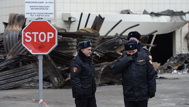 Сотрудники Росгвардии у торгового центра Зимняя вишня в Кемерово. Архивное фото