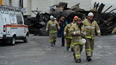 Сотрудники МЧС у торгового центра Зимняя вишня в Кемерово. 27 марта 2018 Сотрудники МЧС у торгового центра Зимняя вишня в Кемерово. 27 марта 2018
