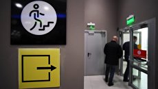 Указатель на аварийный выход в торговом центре Указатель на аварийный выход в торговом центре