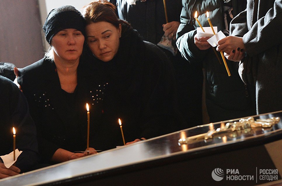 Горожане на панихиде в память о жертвах пожара в торгово-развлекательном центре «Зимняя вишня» в храме Святой Троицы в Кемерово