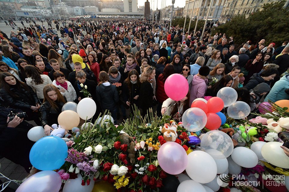 Акция на центральной площади во Владивостоке в память о погибших в ТЦ Зимняя вишня в Кемерово