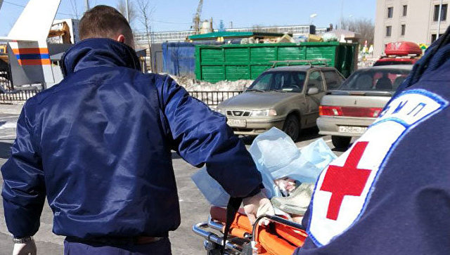 Упавшего с четвертого этажа в Москве ребенка эвакуируют в больницу на вертолете. 30 марта 2018