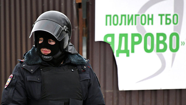 Сотрудник полиции у въезда на территорию полигона твердых бытовых отходов Ядрово в Московской области. Архивное фото