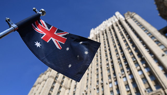 Флаг Австралии на автомобиле посольства у здания министерства иностранных дел РФ