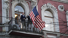 Сотрудники дипмиссии снимают государственный флаг США со здания американского генконсульства в Санкт-Петербурге Сотрудники дипмиссии снимают государственный флаг США со здания американского генконсульства в Санкт-Петербурге