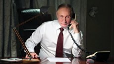 Президент РФ Владимир Путин во время телефонного разговора. Архивное фото Президент РФ Владимир Путин во время телефонного разговора. Архивное фото