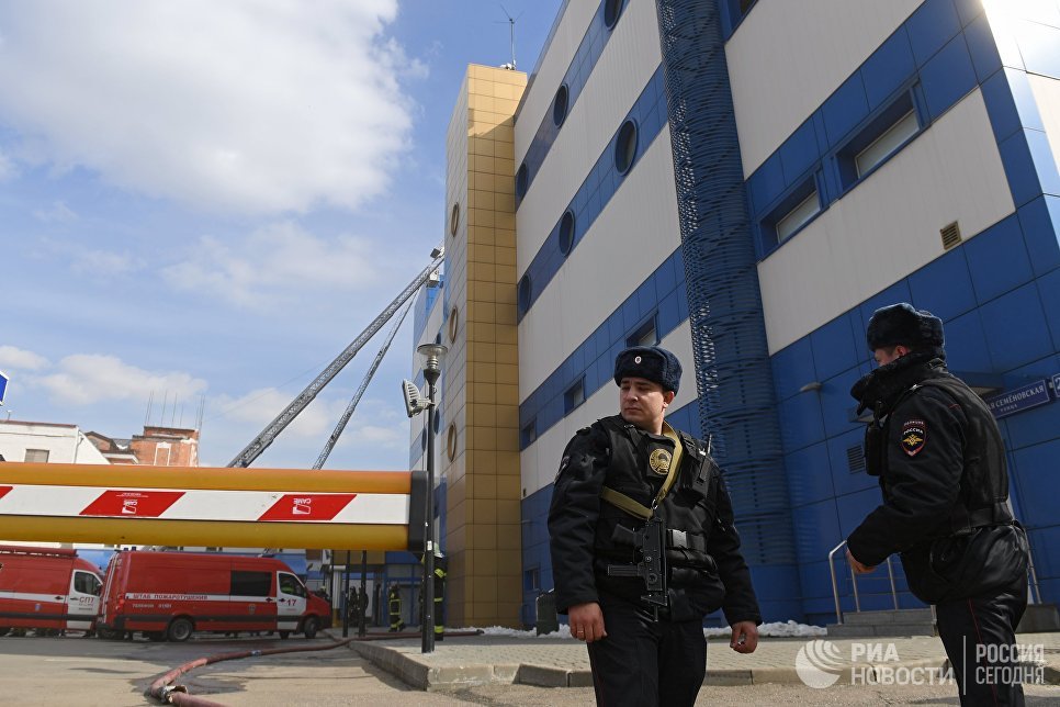 Сотрудники правоохранительных органов у детского торгового центра Персей в Москве, где произошло возгорание Сотрудники правоохранительных органов у детского торгового центра Персей в Москве, где произошло возгорание