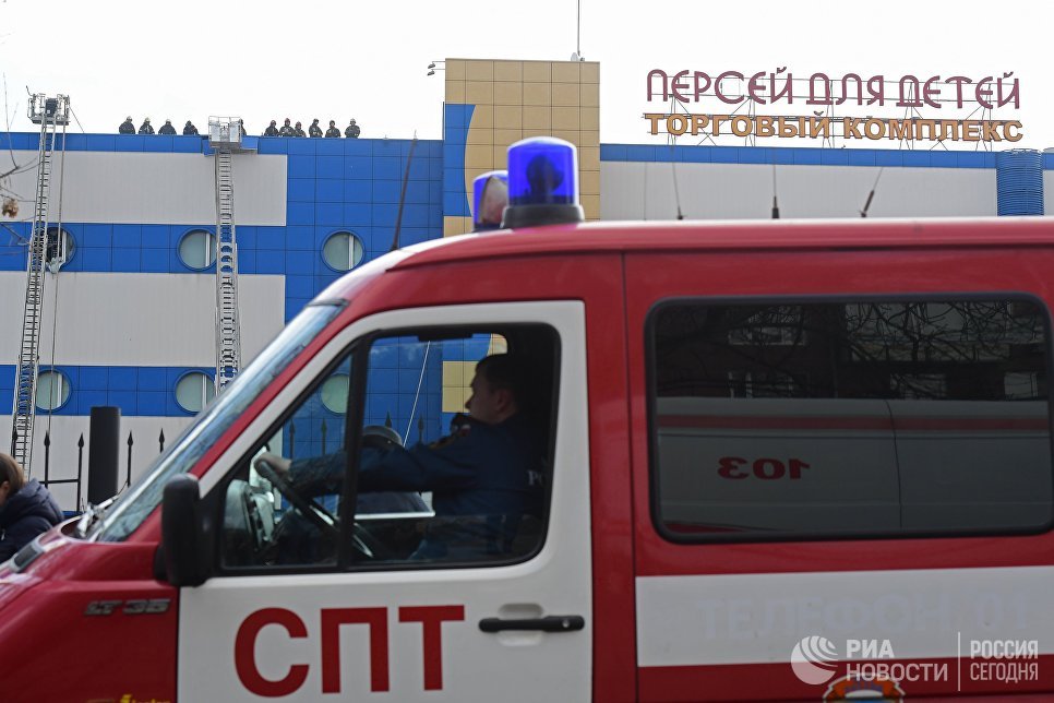 Сотрудники противопожарной службы МЧС РФ на тушении пожара в детском торговом центре Персей в Москве. 4 апреля 2018 Сотрудники противопожарной службы МЧС РФ на тушении пожара в детском торговом центре Персей в Москве. 4 апреля 2018