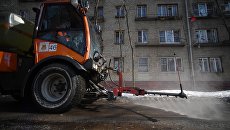 Спецтехника коммунальной службы во время мойки тротуара в Юго-Восточном административном округе города Москвы Спецтехника коммунальной службы во время мойки тротуара в Юго-Восточном административном округе города Москвы