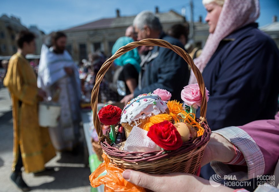 Верующие освящают пасхальные куличи и яйца в Великую субботу в храме Святых апостолов Петра и Павла в Симферополе