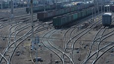 Товарные вагоны на ЖД путях. Архивное фото Товарные вагоны на ЖД путях. Архивное фото