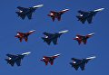 Многоцелевые истребители Су-30СМ пилотажной группы Русские Витязи и МиГ-29 пилотажной группы Стрижи на репетиции парада Победы на военном полигоне Алабино Многоцелевые истребители Су-30СМ пилотажной группы Русские Витязи и МиГ-29 пилотажной группы Стрижи на репетиции парада Победы на военном полигоне Алабино