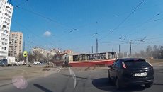 Трамвай сошел с рельсов в Санкт-Петербурге Трамвай сошел с рельсов в Санкт-Петербурге