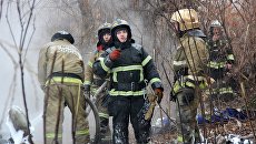 Сотрудники МЧС на месте крушения вертолета МИ-8 в городе Хабаровске. 11 апреля 2018 Сотрудники МЧС на месте крушения вертолета МИ-8 в городе Хабаровске. 11 апреля 2018