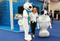 Девушка фотографируется с роботом NIKaNOR у стенда компании ГМК Норильский никель на Красноярском экономическом форуме. 12 апреля 2018 Девушка фотографируется с роботом NIKaNOR у стенда компании ГМК Норильский никель на Красноярском экономическом форуме. 12 апреля 2018