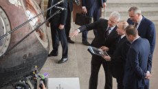 Президент РФ Владимир Путин у спускаемого аппарата космического корабля Восток-1 во время посещения центра Космонавтика и авиация. 12 апреля 2018 Президент РФ Владимир Путин у спускаемого аппарата космического корабля Восток-1 во время посещения центра Космонавтика и авиация. 12 апреля 2018