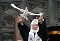 Патриарх Московский и всея Руси Кирилл выпускает голубей после богослужения в праздник Благовещения Пресвятой Богородицы в кафедральном соборном Храме Христа Спасителя в Москве Патриарх Московский и всея Руси Кирилл выпускает голубей после богослужения в праздник Благовещения Пресвятой Богородицы в кафедральном соборном Храме Христа Спасителя в Москве