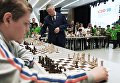 Двенадцатый чемпион мира по шахматам Анатолий Карпов (в центре) во время сеанса одновременной игры на открытом шахматном фестивале в рамках Красноярского экономического форума Двенадцатый чемпион мира по шахматам Анатолий Карпов (в центре) во время сеанса одновременной игры на открытом шахматном фестивале в рамках Красноярского экономического форума