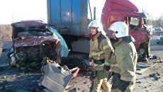 Сотрудники МЧС на месте ДТП в Череповецком районе Вологодской области. 13 апреля 2018 Сотрудники МЧС на месте ДТП в Череповецком районе Вологодской области. 13 апреля 2018