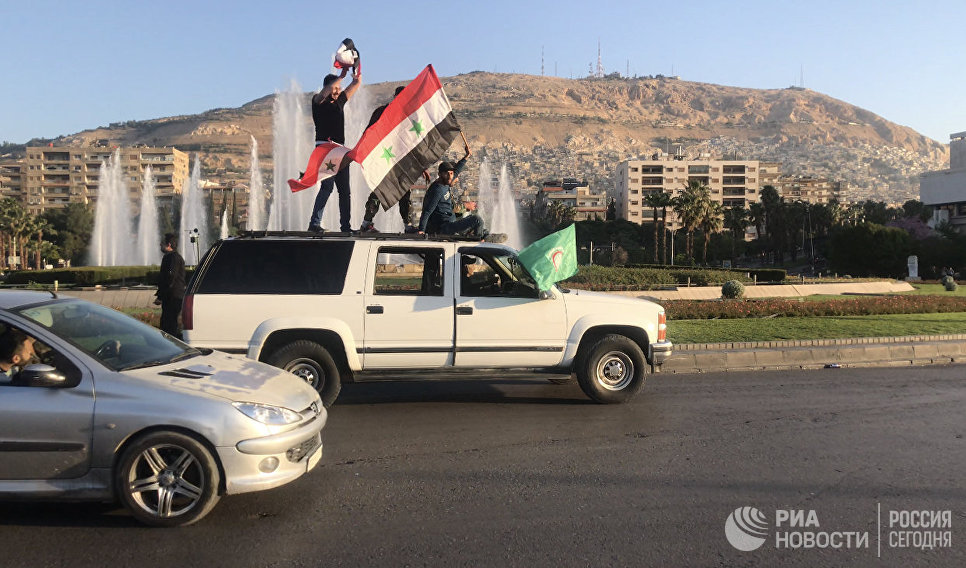 Жители на одной из улиц в Дамаске. 14 апреля 2018 Жители на одной из улиц в Дамаске. 14 апреля 2018