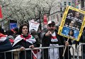Участники акции протеста против ударов по Сирии в Нью-Йорке Участники акции протеста против ударов по Сирии в Нью-Йорке