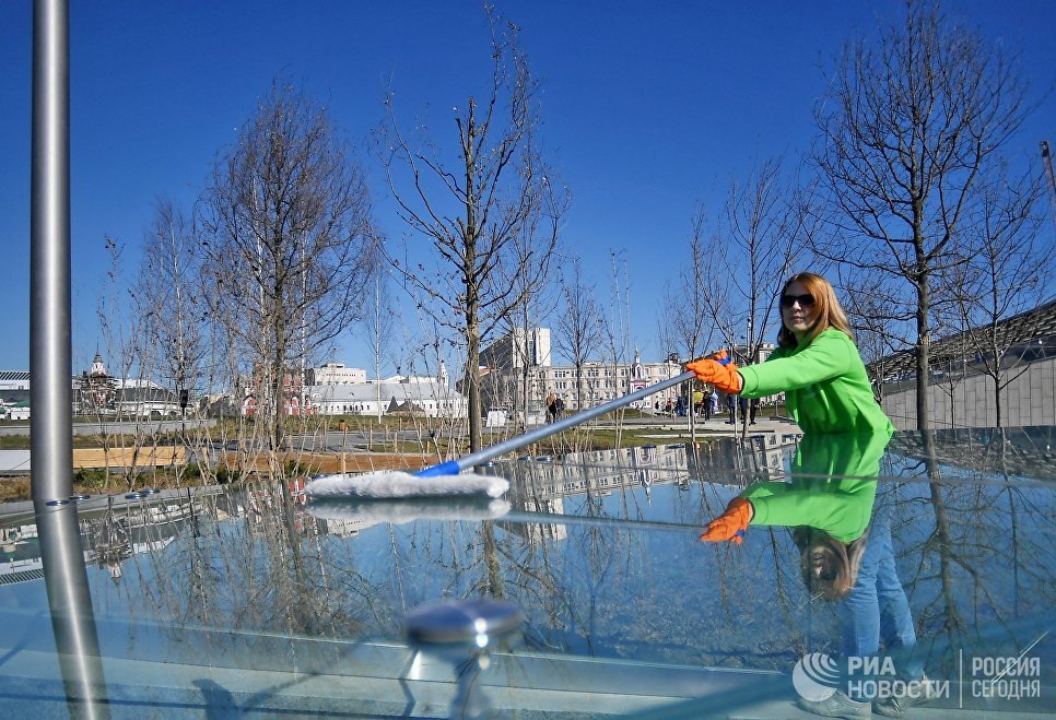 Участники городского субботника в парке Зарядье в Москве Участники городского субботника в парке Зарядье в Москве
