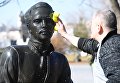 Участник общегородского субботника в Парке искусств Музеон Участник общегородского субботника в Парке искусств Музеон