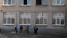 Подростки у здания общеобразовательной школы №1 в Стерлитамаке, где ученик коррекционного класса напал с ножом на учительницу и поджег класс информатики. Архивное фото Подростки у здания общеобразовательной школы №1 в Стерлитамаке, где ученик коррекционного класса напал с ножом на учительницу и поджег класс информатики. Архивное фото