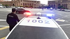 Полицейская машна на площади Республики в Ереване. Архивное фото Полицейская машна на площади Республики в Ереване. Архивное фото