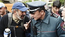Руководитель оппозиционной парламентской фракции Елк Никол Пашинян во время акции протеста в Ереване. 20 апреля 2018 Руководитель оппозиционной парламентской фракции Елк Никол Пашинян во время акции протеста в Ереване. 20 апреля 2018