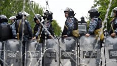 Сотрудники правоохранительных органов на улице Еревана. Архивное фото Сотрудники правоохранительных органов на улице Еревана. Архивное фото