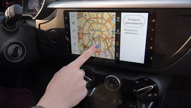 Экран навигатора в автомобиле сервиса Яндекс.Драйв. Архивное фото