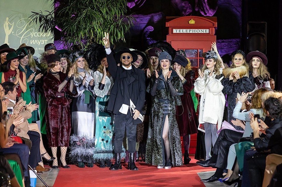 Fashion-шоу фонда Русский Силуэт в галерее искусств Зураба Церетели в рамках 40-го ММКФ Fashion-шоу фонда Русский Силуэт в галерее искусств Зураба Церетели в рамках 40-го ММКФ