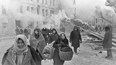 Жители блокадного Ленинграда. Архивное фото Жители блокадного Ленинграда. Архивное фото