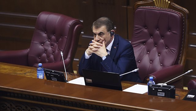 Спикер парламента Армении Ара Баблоян на внеочередном заседании по выборам нового премьер-министра в парламенте Армении. 1 мая 2018