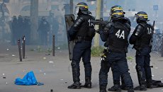 Сотрудники полиции во время беспорядков, возникших во время первомайской демонстрации в Париже Сотрудники полиции во время беспорядков, возникших во время первомайской демонстрации в Париже