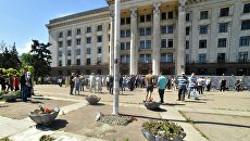 Участники траурных мероприятий у Дома профсоюзов на площади Куликово поле в Одессе в память о погибших при пожаре 2 мая 2014 года. 2 мая 2018 Участники траурных мероприятий у Дома профсоюзов на площади Куликово поле в Одессе в память о погибших при пожаре 2 мая 2014 года. 2 мая 2018