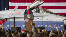 Президент США Дональд Трамп во время встречи с морскими пехотинцами на авиабазе Мирамар, Калифорния Президент США Дональд Трамп во время встречи с морскими пехотинцами на авиабазе Мирамар, Калифорния