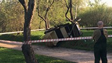 Пассажирская повозка, опрокинувшаяся в парке Коломенское. 3 мая 2018 Пассажирская повозка, опрокинувшаяся в парке Коломенское. 3 мая 2018