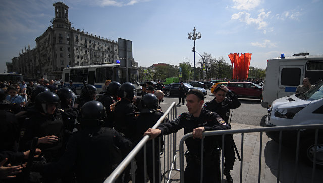 Полиция во время несанкционированной акции оппозиции на Пушкинской площади в Москве. 5 мая 2018