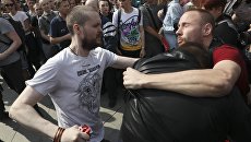 Активист Национально-освободительного движения и протестующий во время несанкционированной акции оппозиции на Пушкинской площади в Москве. 5 мая 2018 Активист Национально-освободительного движения и протестующий во время несанкционированной акции оппозиции на Пушкинской площади в Москве. 5 мая 2018