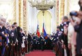 Солдаты Президентского полка вносят штандарт президента РФ и государственный флаг РФ на церемонии инаугурации президента РФ Владимира Путина. 7 мая 2018 Солдаты Президентского полка вносят штандарт президента РФ и государственный флаг РФ на церемонии инаугурации президента РФ Владимира Путина. 7 мая 2018