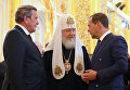 Председатель правительства РФ Дмитрий Медведев, патриарх Московский и всея Руси Кирилл и экс-канцлер Германии Герхард Шредер (справа налево) на церемонии инаугурации избранного президента РФ Владимира Путина. 7 мая 2018 Председатель правительства РФ Дмитрий Медведев, патриарх Московский и всея Руси Кирилл и экс-канцлер Германии Герхард Шредер (справа налево) на церемонии инаугурации избранного президента РФ Владимира Путина. 7 мая 2018